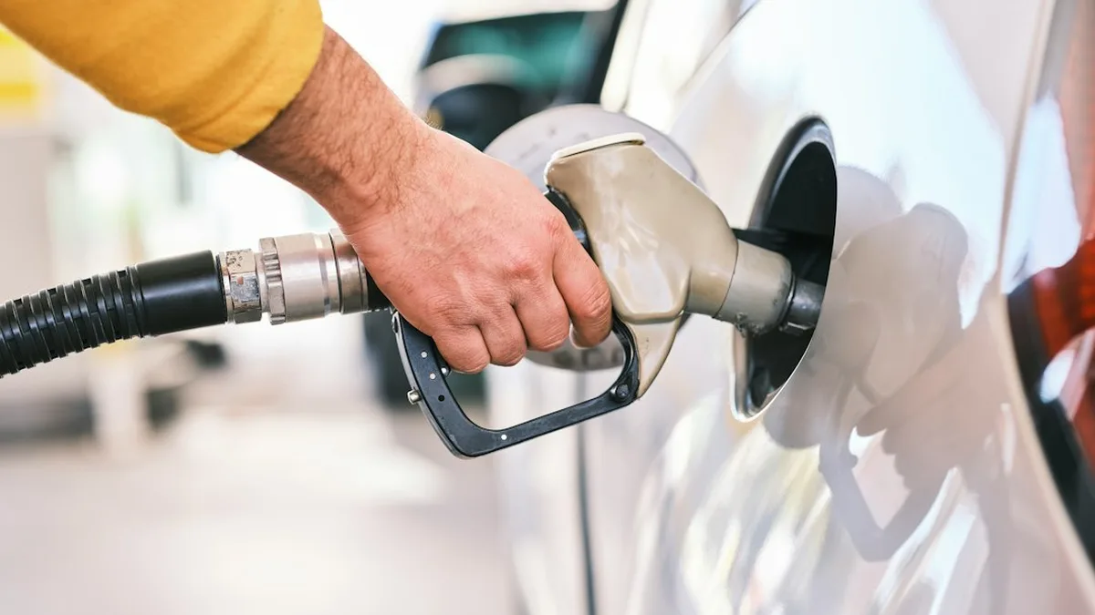 Jusqu'à combien de km peut rouler une voiture essence : les critères qui comptent